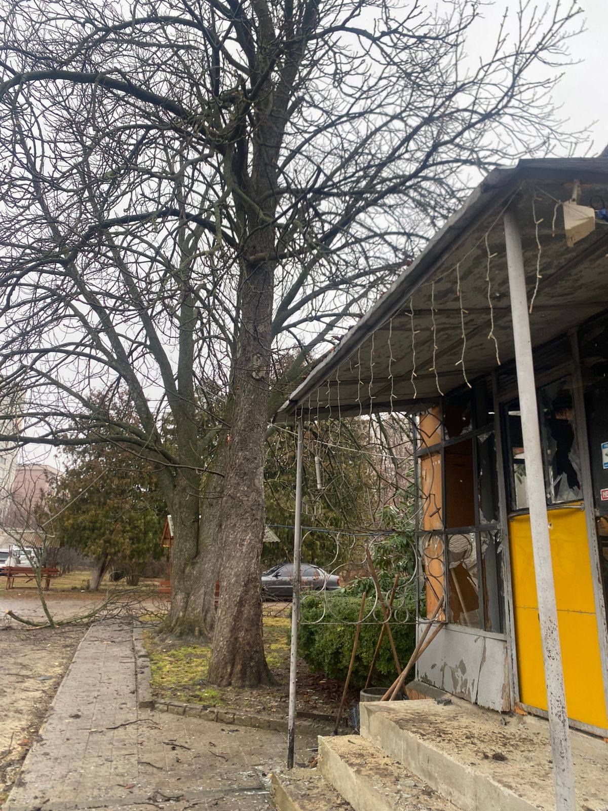 "В результате попадания повреждена также наша композиция в виде сердца с надписью "Мир". Символично. Но самое главное, что все остались в живых", &mdash; сказала Татьяна Пидберезкина.