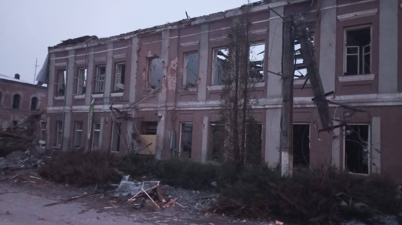 РФ завдала авіаційних ударів по школі та клубу під Харковом.