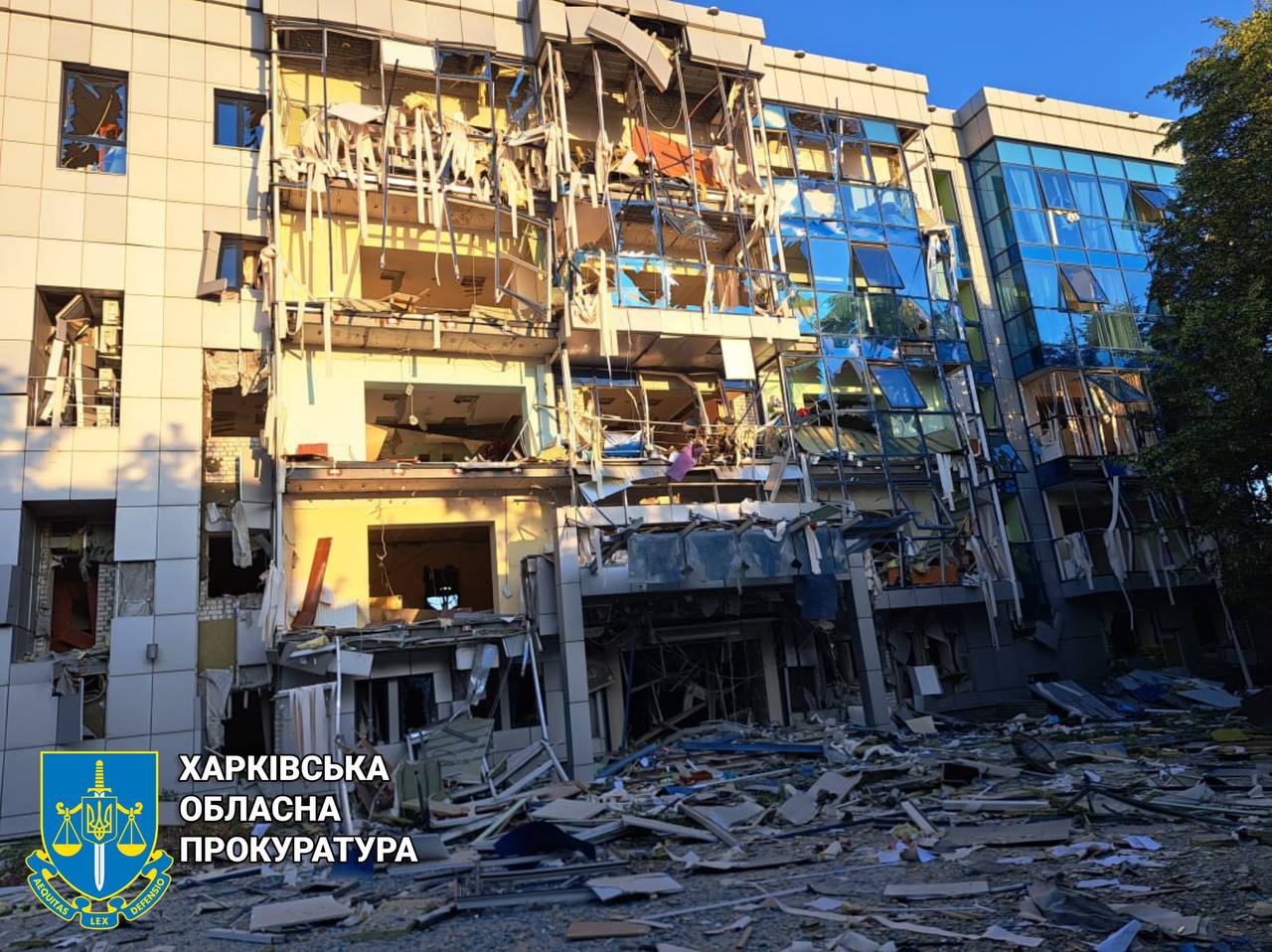 Российская ракета попала по офису Швейцарского фонда противоминной деятельности в Харькове.