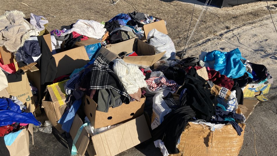 Под Харьковом пострадавшим от войны бесплатно раздают одежду.