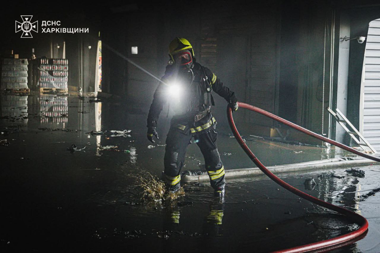 Рятувальники більше доби борються із вогнем після обстрілу складів під Харковом.