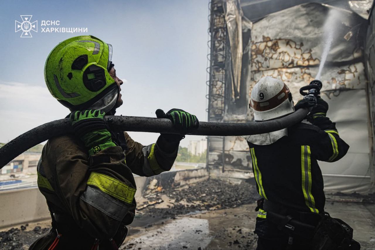 Рятувальники більше доби борються із вогнем після обстрілу складів під Харковом.