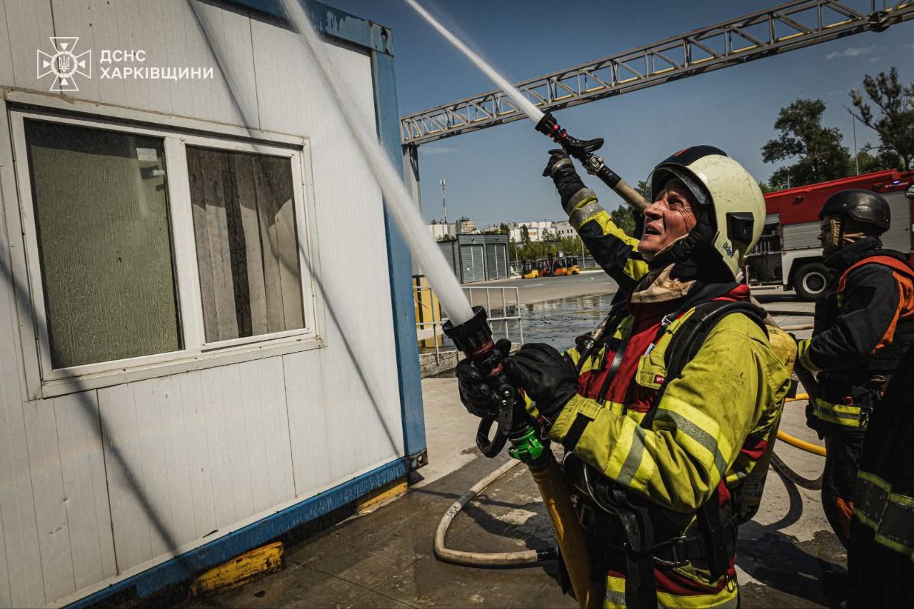 Рятувальники більше доби борються із вогнем після обстрілу складів під Харковом.