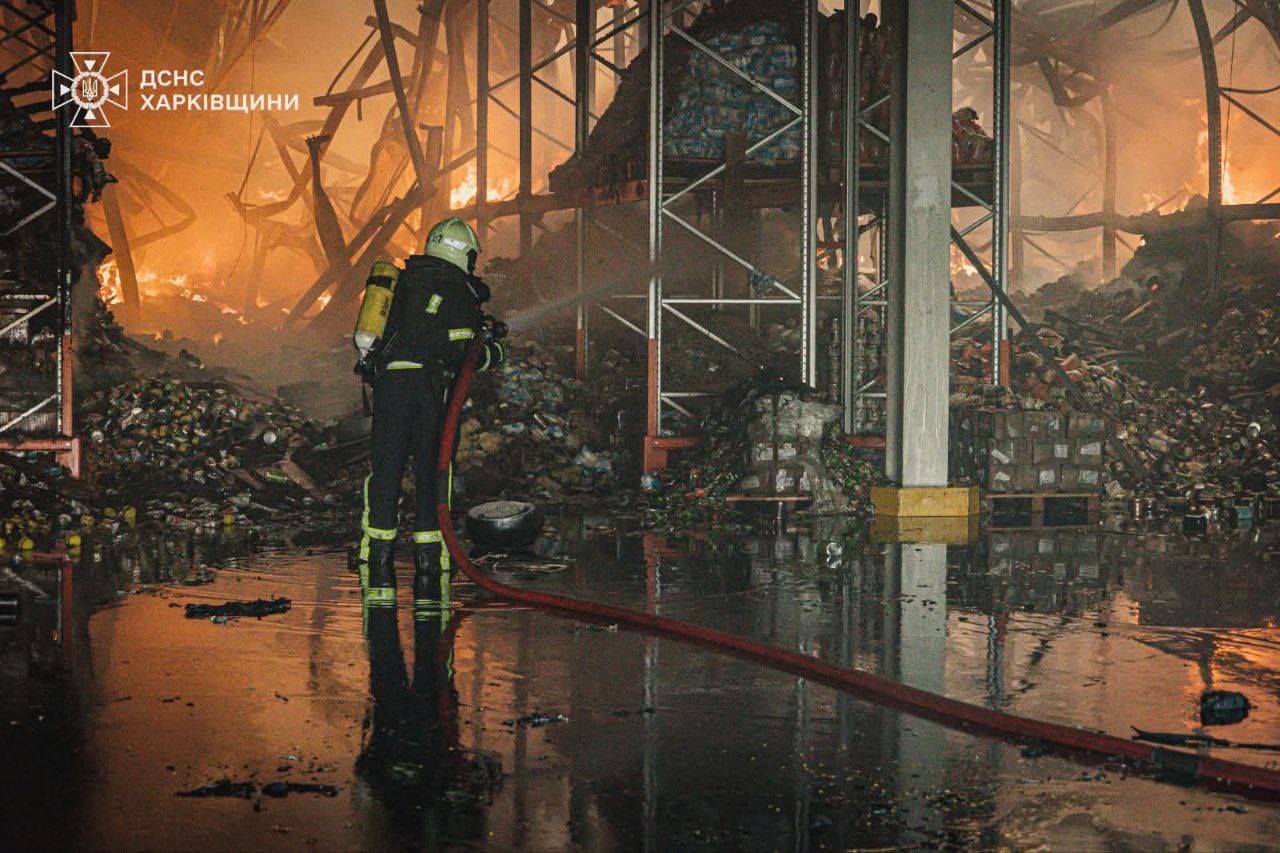 Рятувальники більше доби борються із вогнем після обстрілу складів під Харковом.