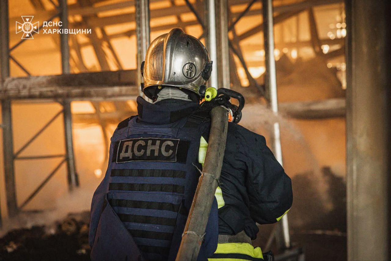 Рятувальники більше доби борються із вогнем після обстрілу складів під Харковом.