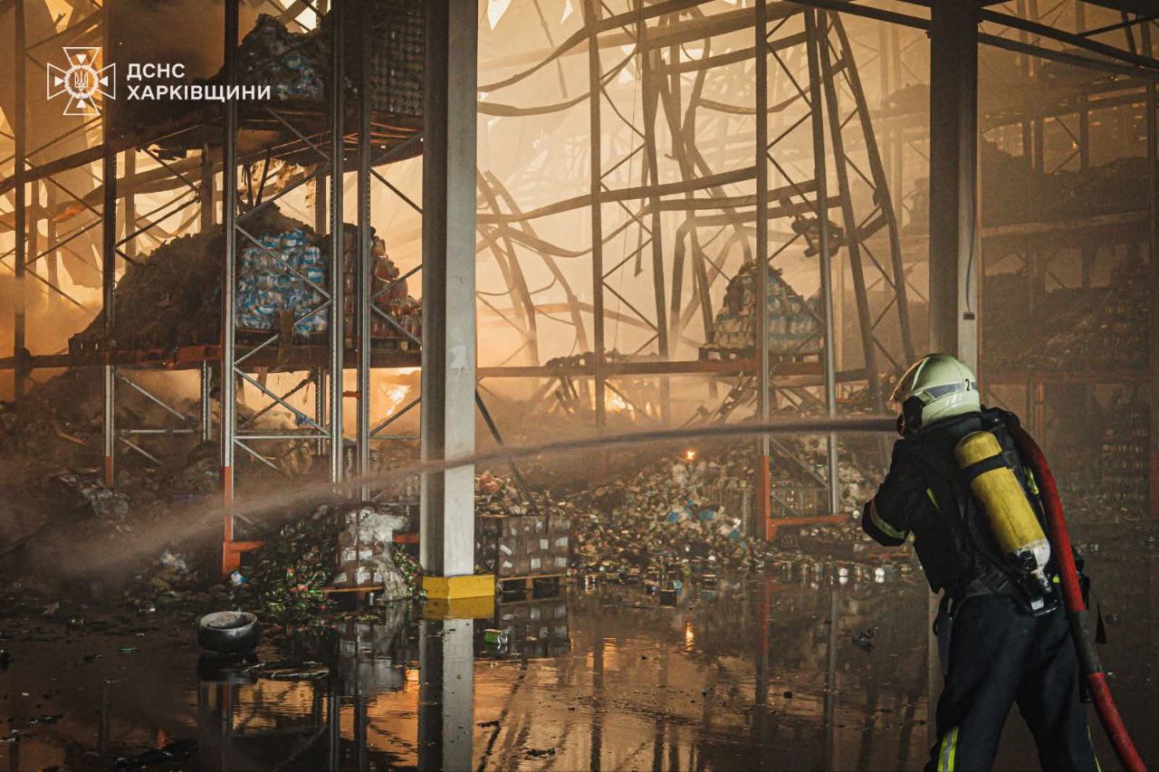 Рятувальники більше доби борються із вогнем після обстрілу складів під Харковом.