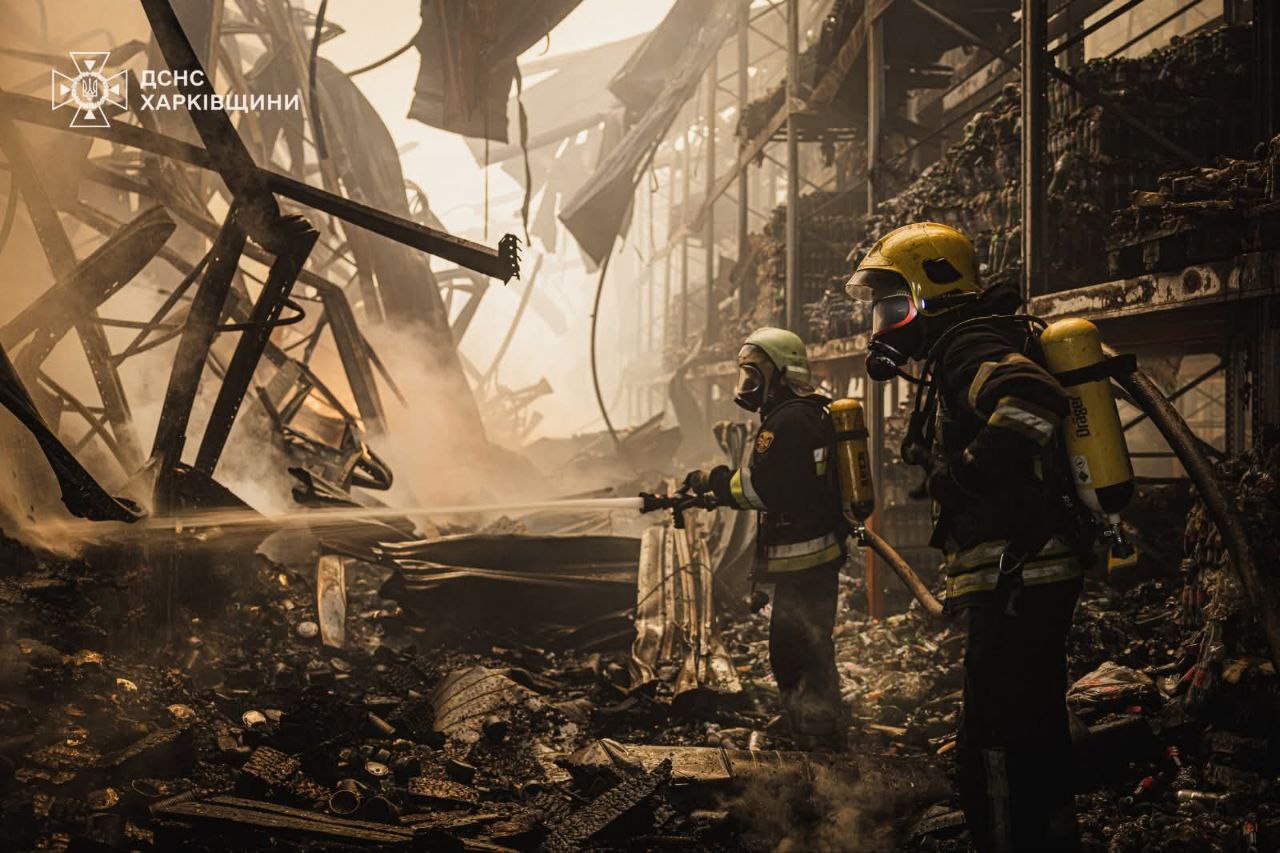 Рятувальники більше доби борються із вогнем після обстрілу складів під Харковом.