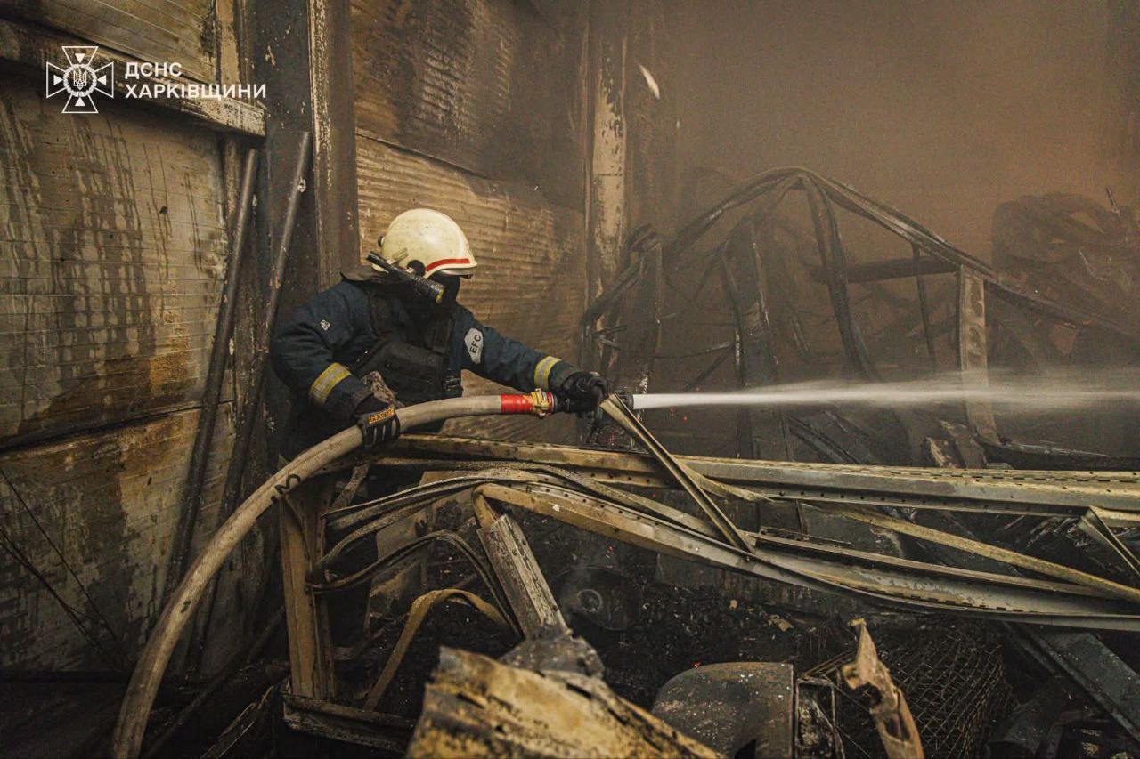Рятувальники більше доби борються із вогнем після обстрілу складів під Харковом.