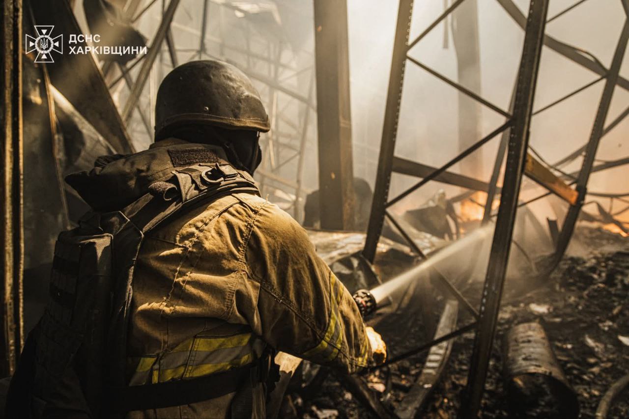 Рятувальники більше доби борються із вогнем після обстрілу складів під Харковом.