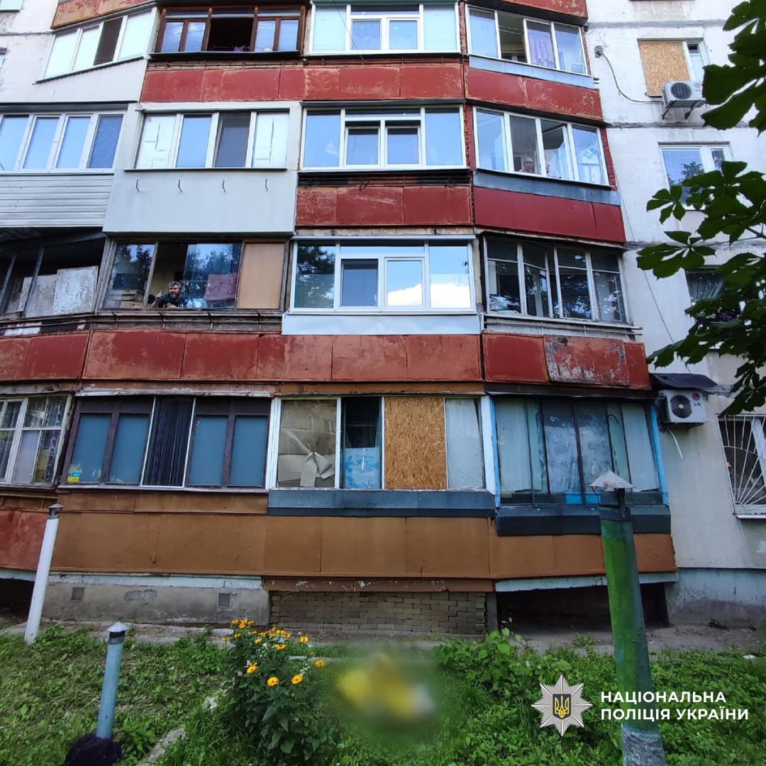 На Салтовке из окна пятого этажа выпал ребенок.