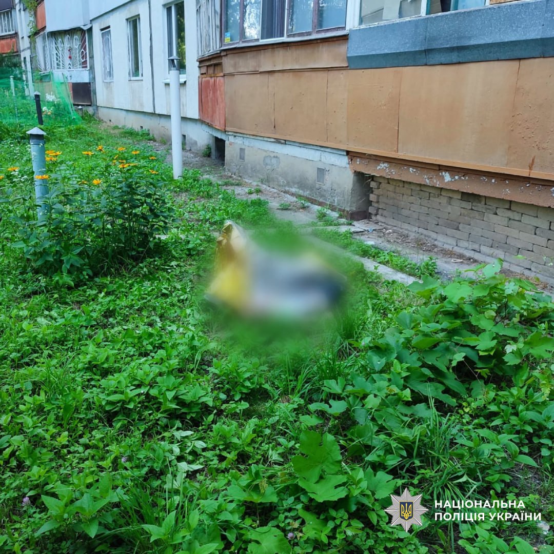 На Салтовке из окна пятого этажа выпал ребенок.