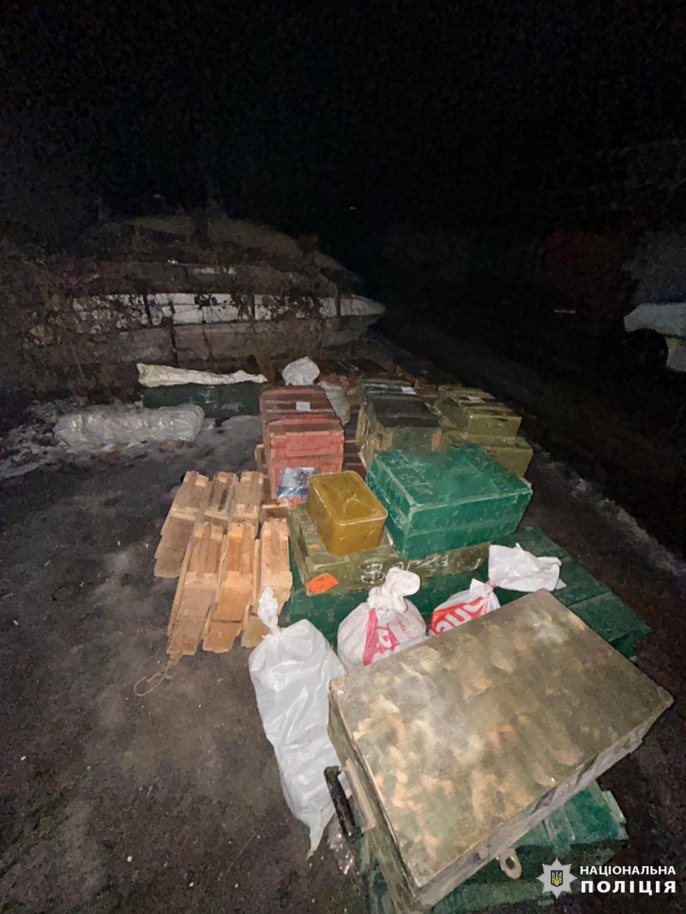 У Харкові виявлено склад боєприпасів.