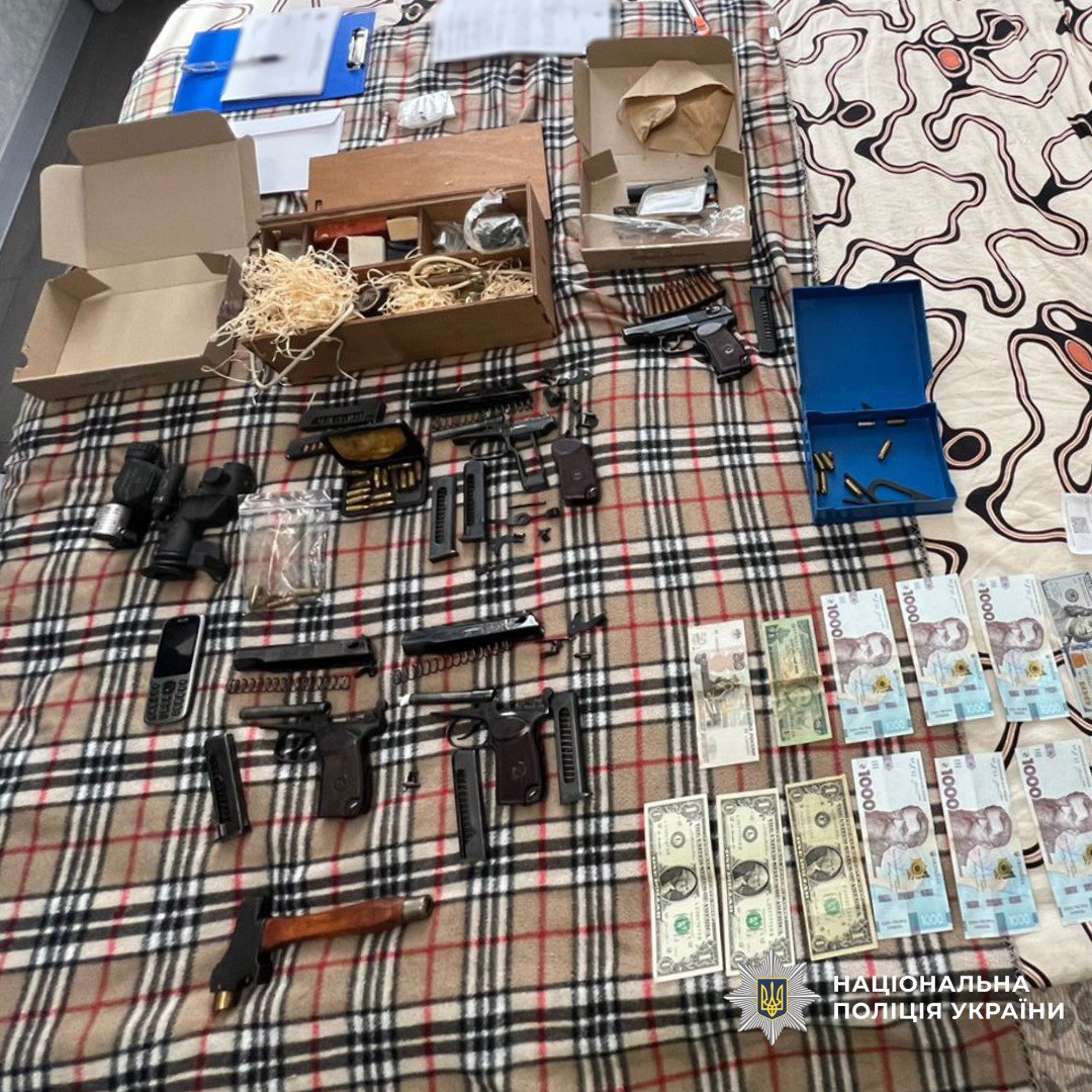 Более 100 обысков: в полиции рассказали об масштабной операции по ликвидации незаконного оборота оружием.