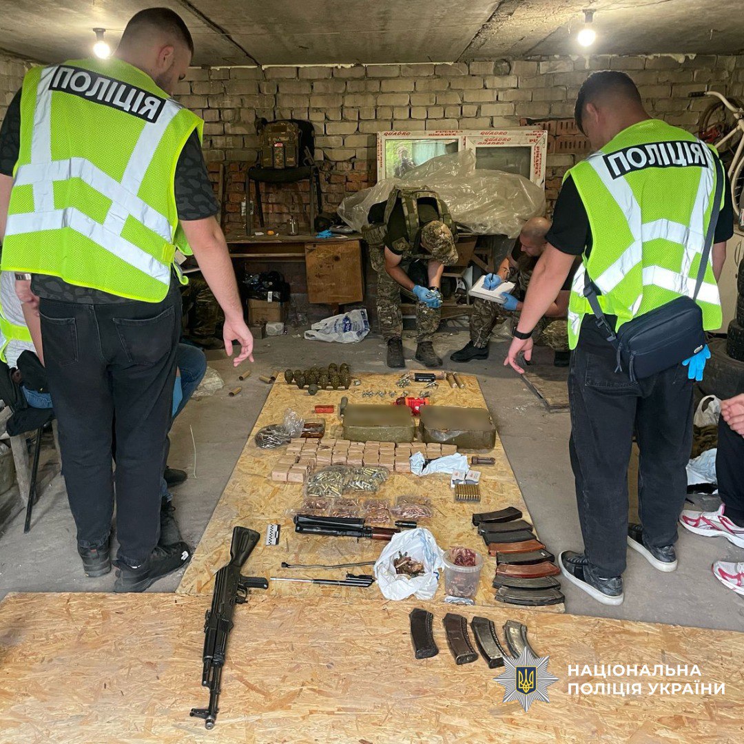 Более 100 обысков: в полиции рассказали об масштабной операции по ликвидации незаконного оборота оружием.