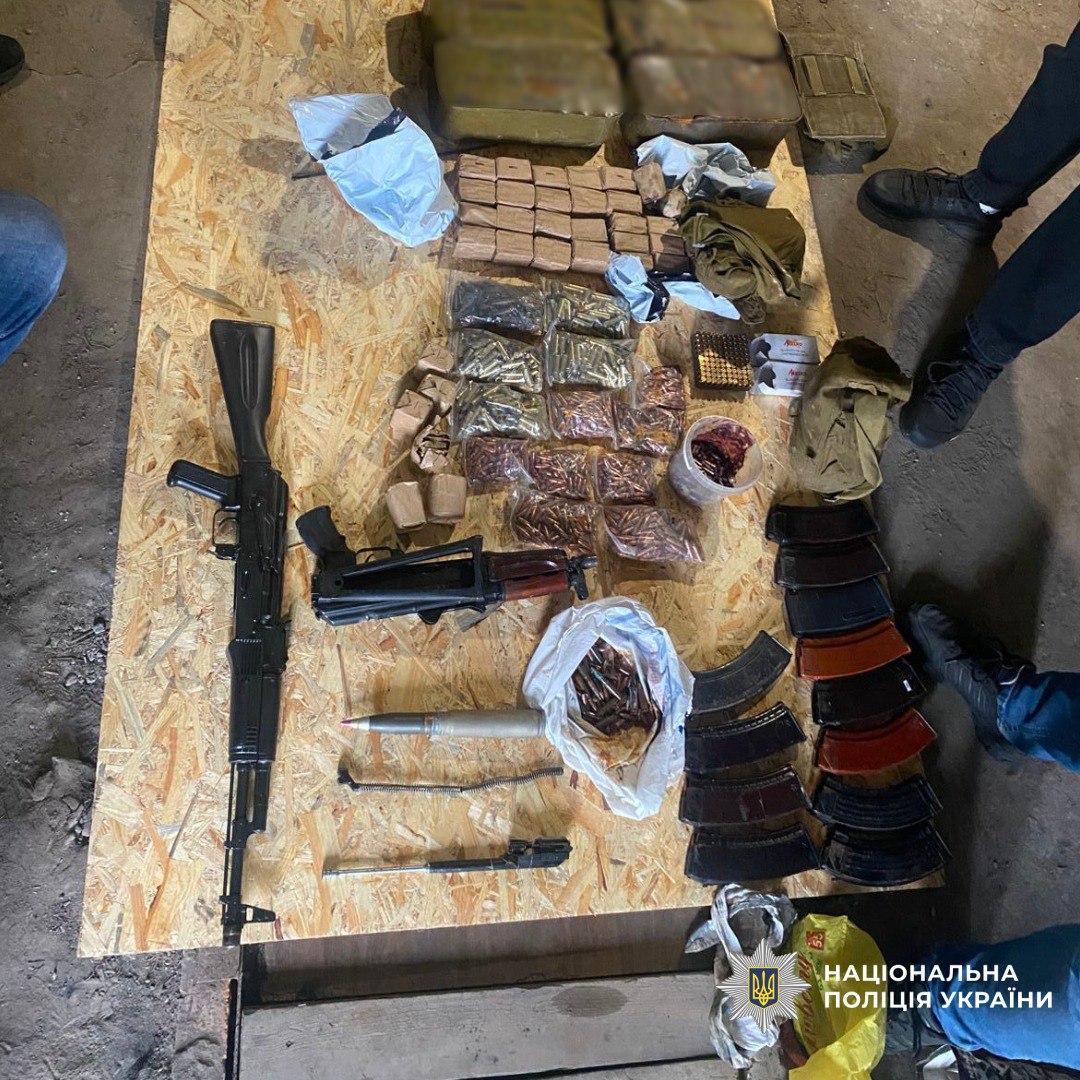 Более 100 обысков: в полиции рассказали об масштабной операции по ликвидации незаконного оборота оружием.