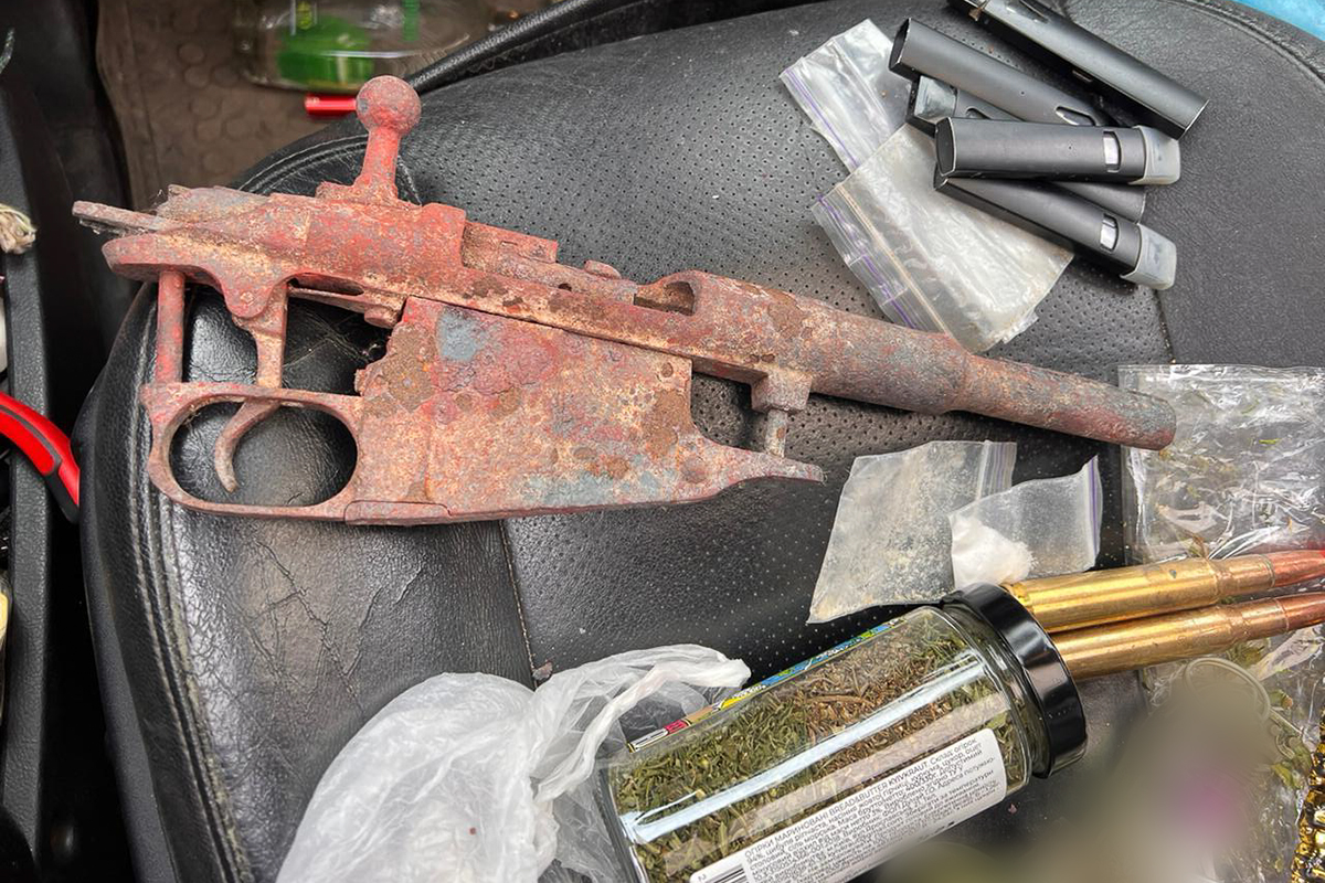 На блокпостах Харькова оружие находят даже в пассажирских автобусах &mdash; нацгвардейцы.