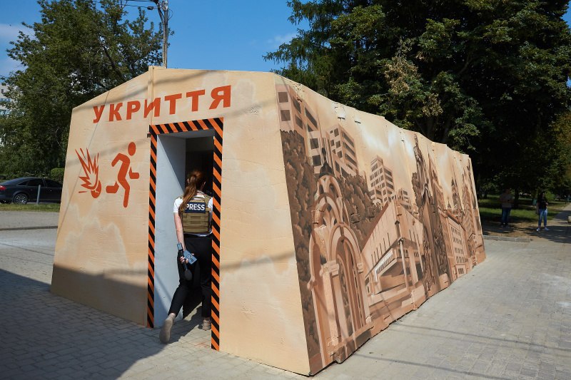 Как выглядит первая остановка-укрытие в Харькове.