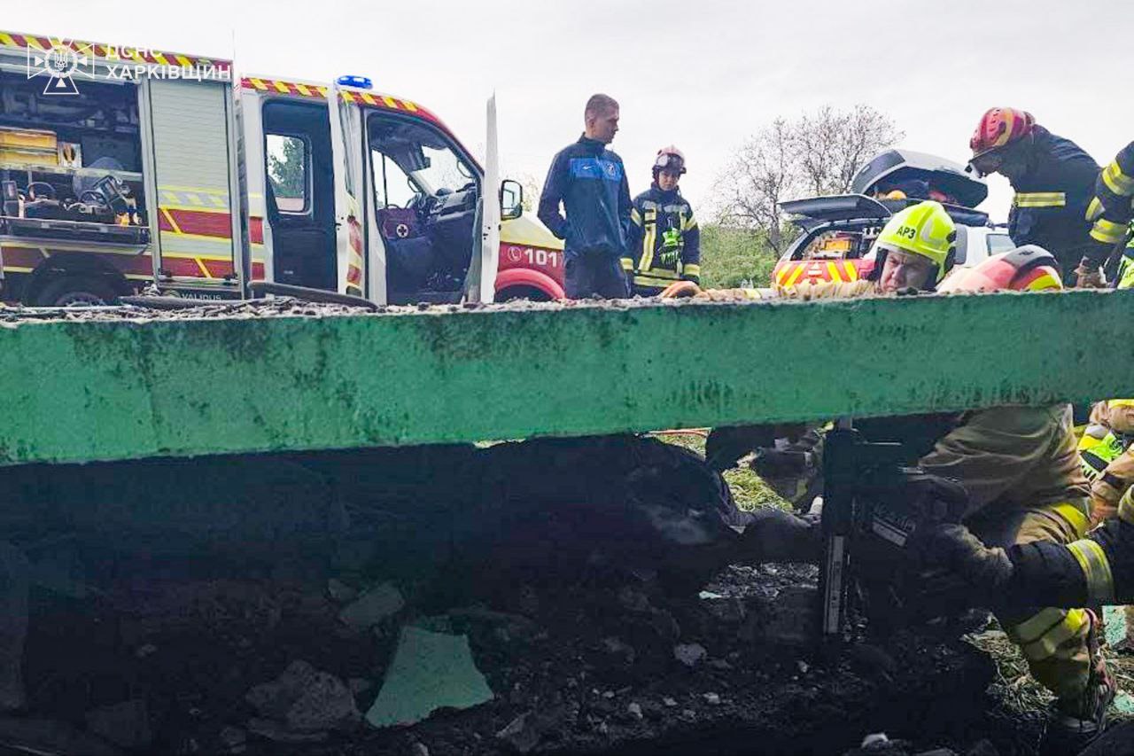 Под Харьковом автомобиль влетел в остановку: погибла женщина.