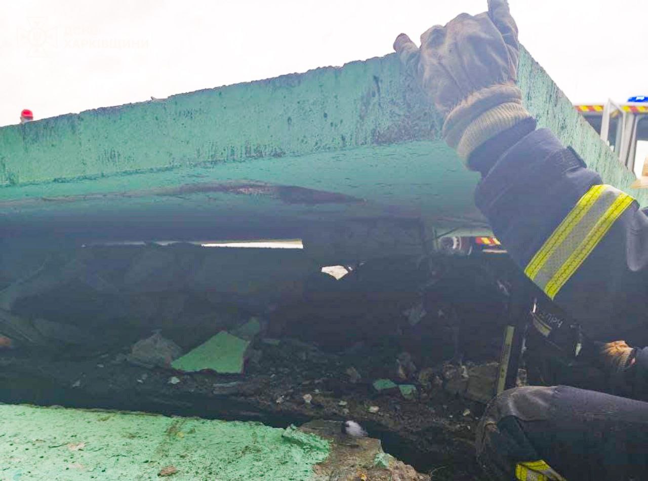 Под Харьковом автомобиль влетел в остановку: погибла женщина.