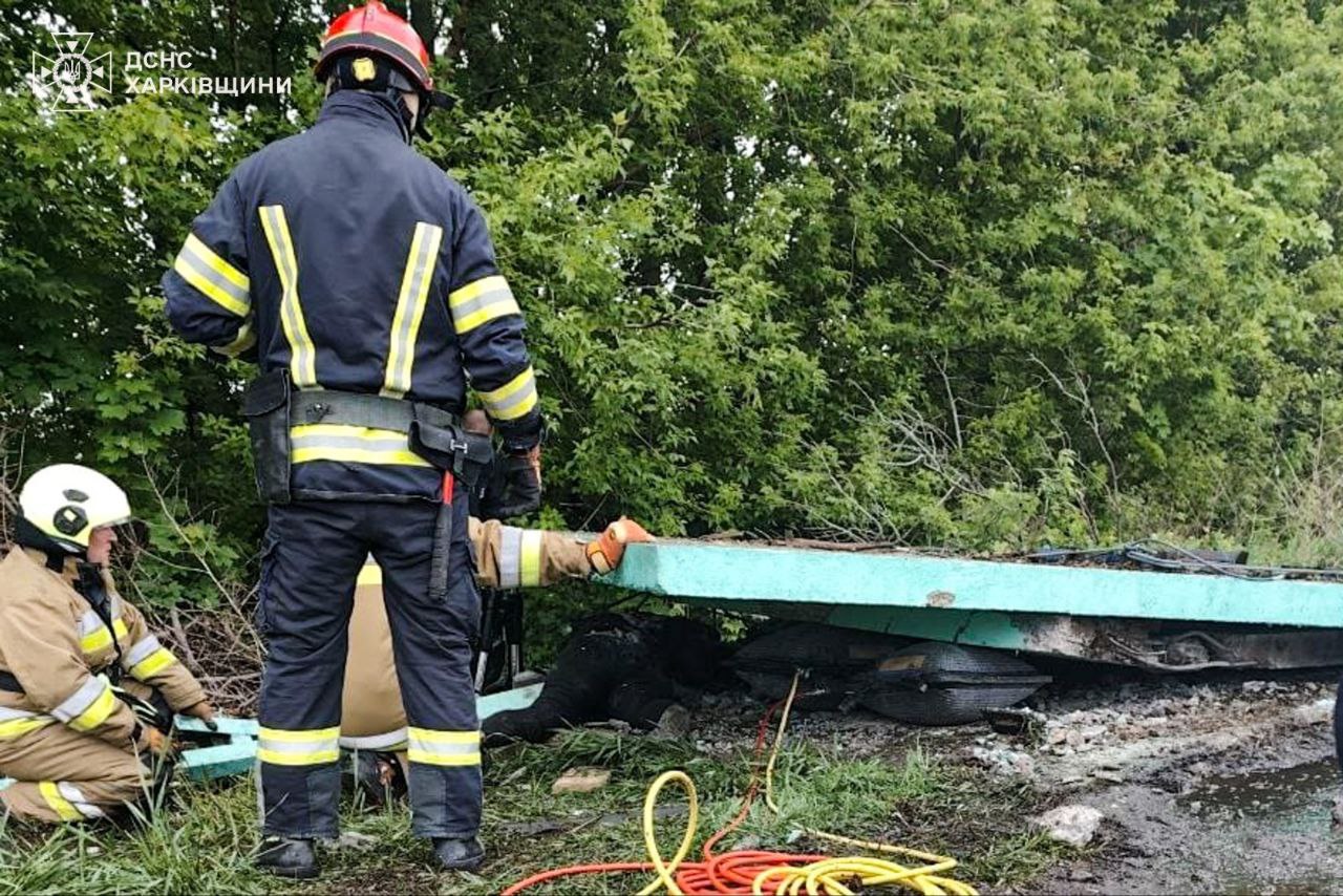 Под Харьковом автомобиль влетел в остановку: погибла женщина.