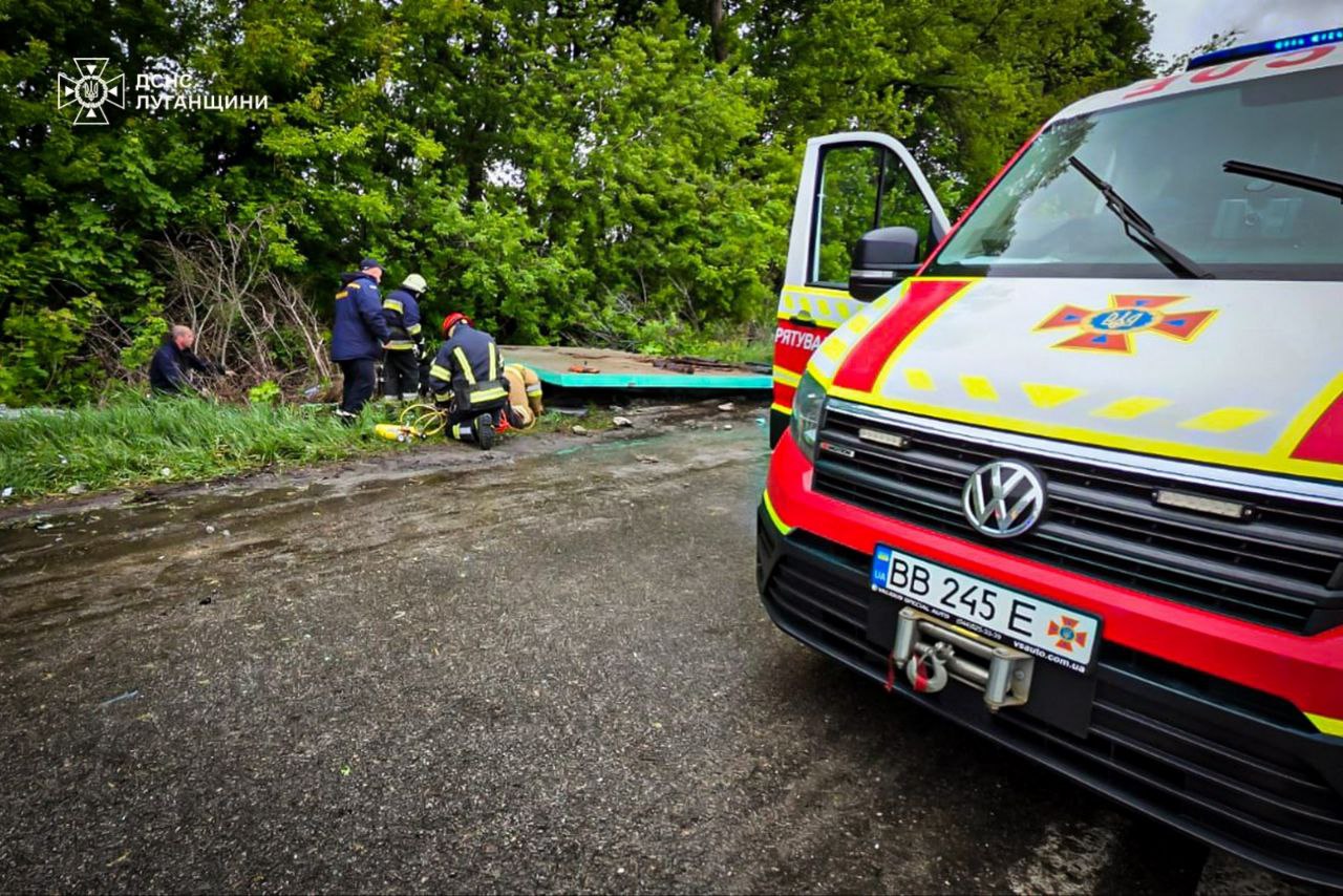 Под Харьковом автомобиль влетел в остановку: погибла женщина.