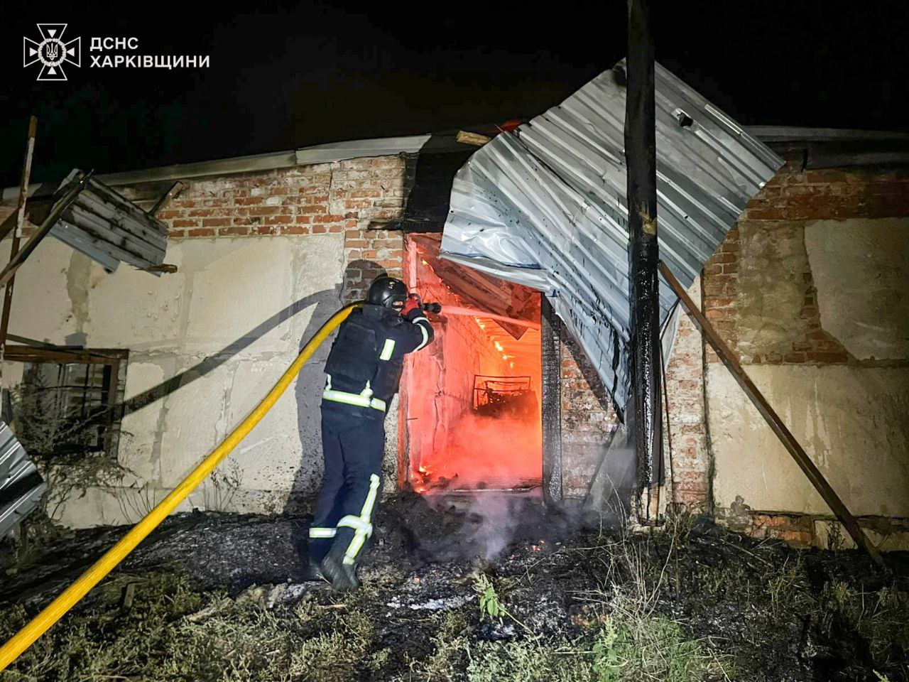 Масштабный пожар: беспилотник поджег агропредприятие в Харьковской области.