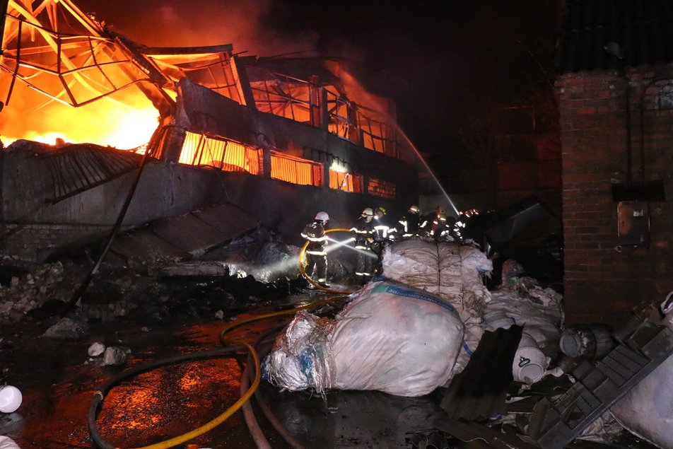 На Залютино горели склады: с пожаром боролись почти семь часов.Фото: ГСЧС в Харьковской области