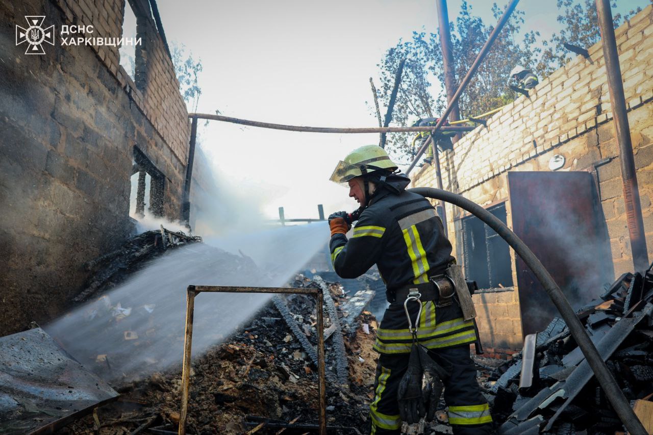 В Харькове горело деревообрабатывающее предприятие.
