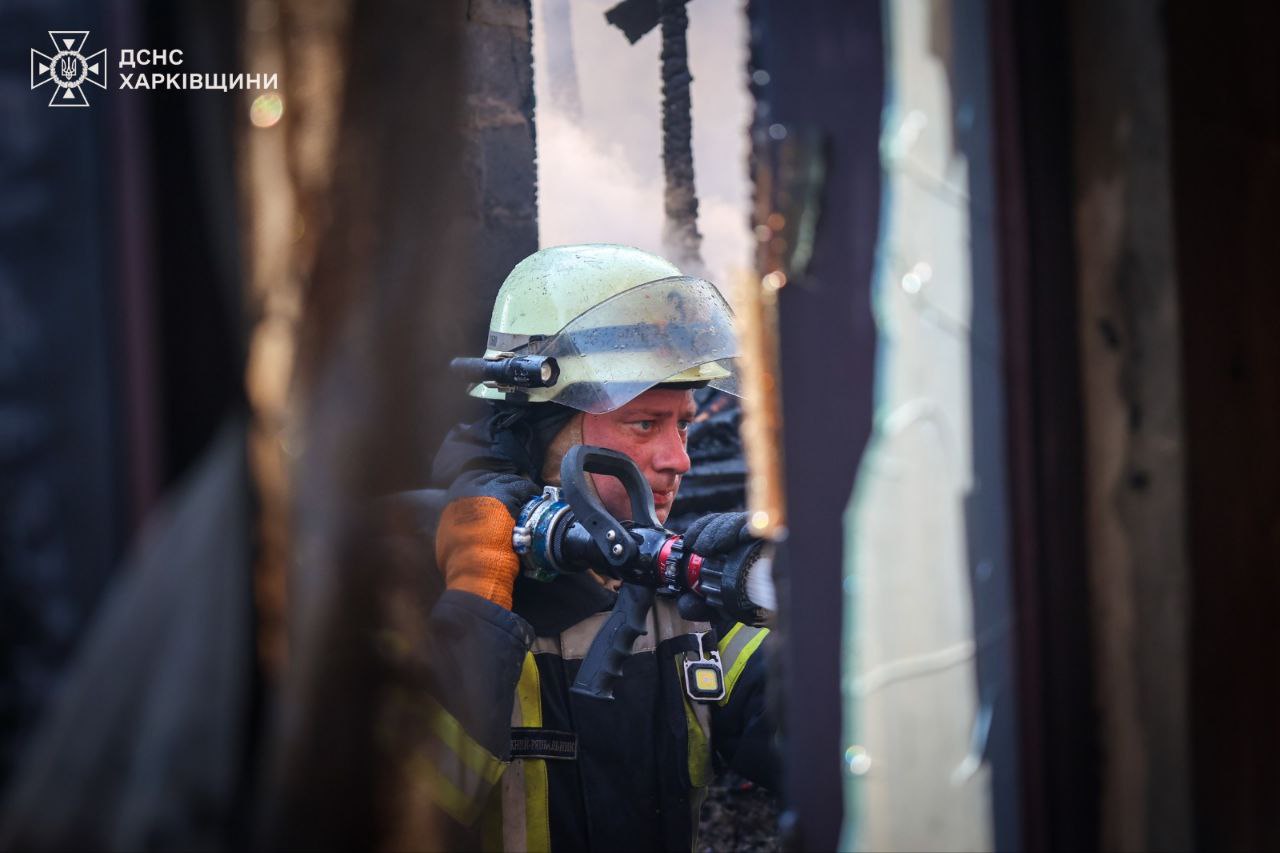 В Харькове горело деревообрабатывающее предприятие.