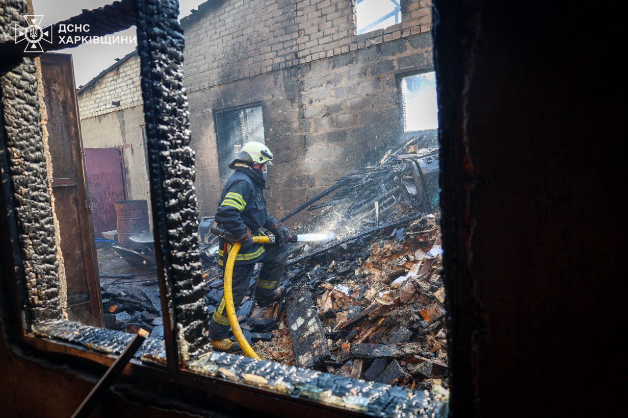 В Харькове горело деревообрабатывающее предприятие.
