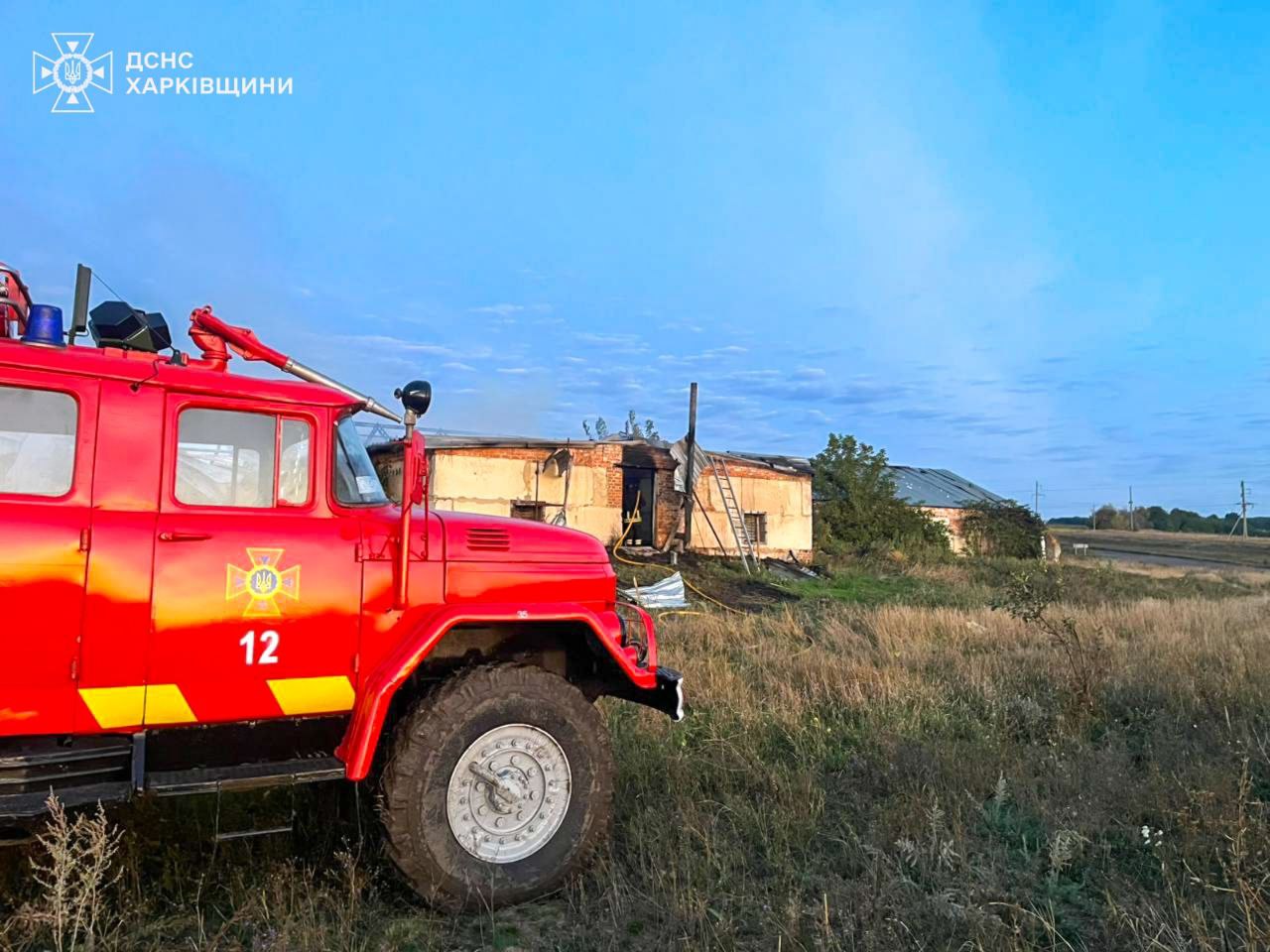 Масштабный пожар: беспилотник поджег агропредприятие в Харьковской области.