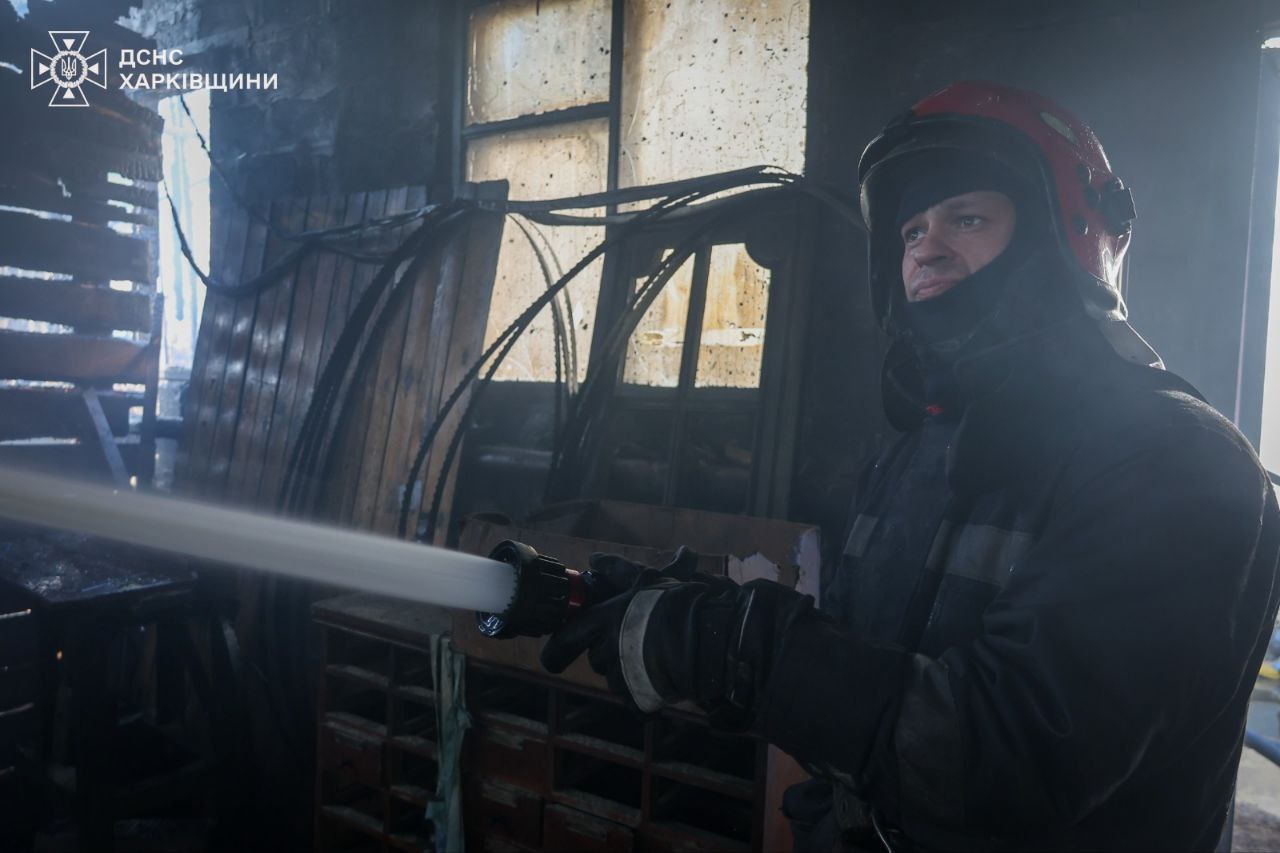 В Харькове горело деревообрабатывающее предприятие.
