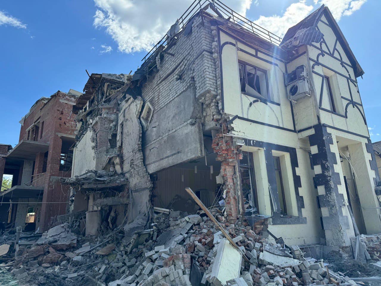 В Пасху оккупанты нанесли три удара КАБами по центру Харькова.