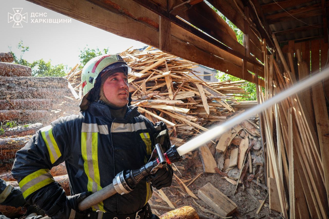 В Харькове горело деревообрабатывающее предприятие.