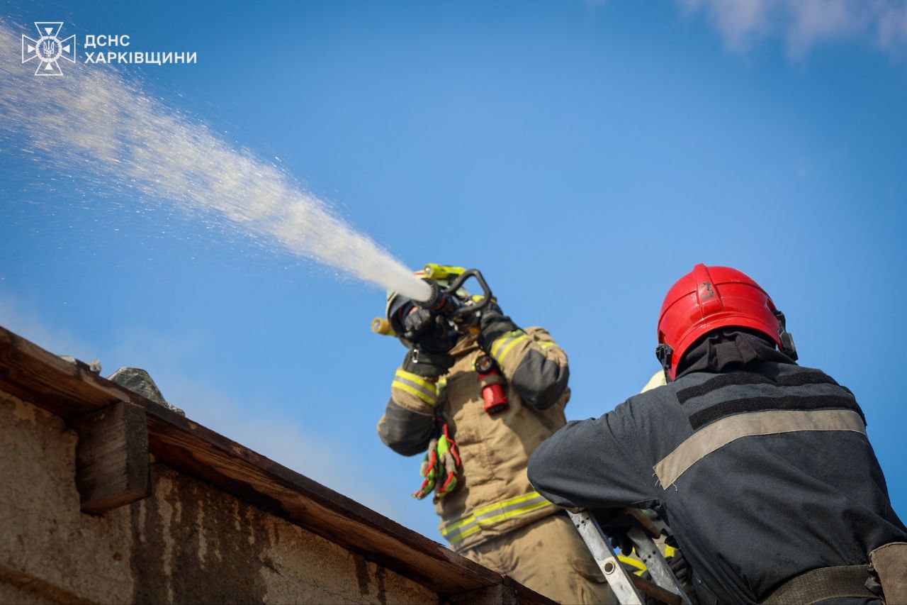 В Харькове горело деревообрабатывающее предприятие.