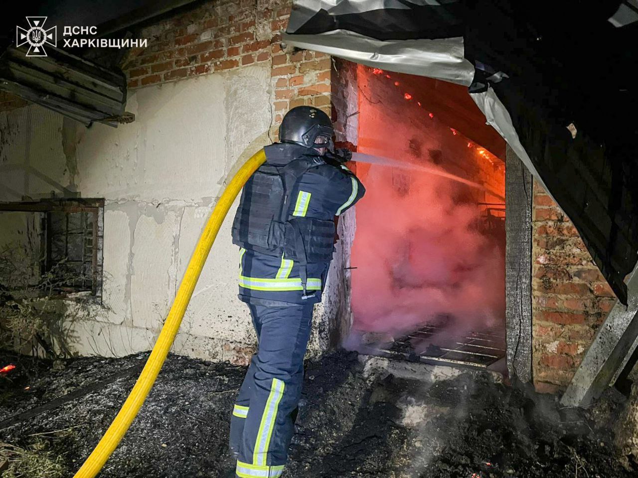 Масштабный пожар: беспилотник поджег агропредприятие в Харьковской области.