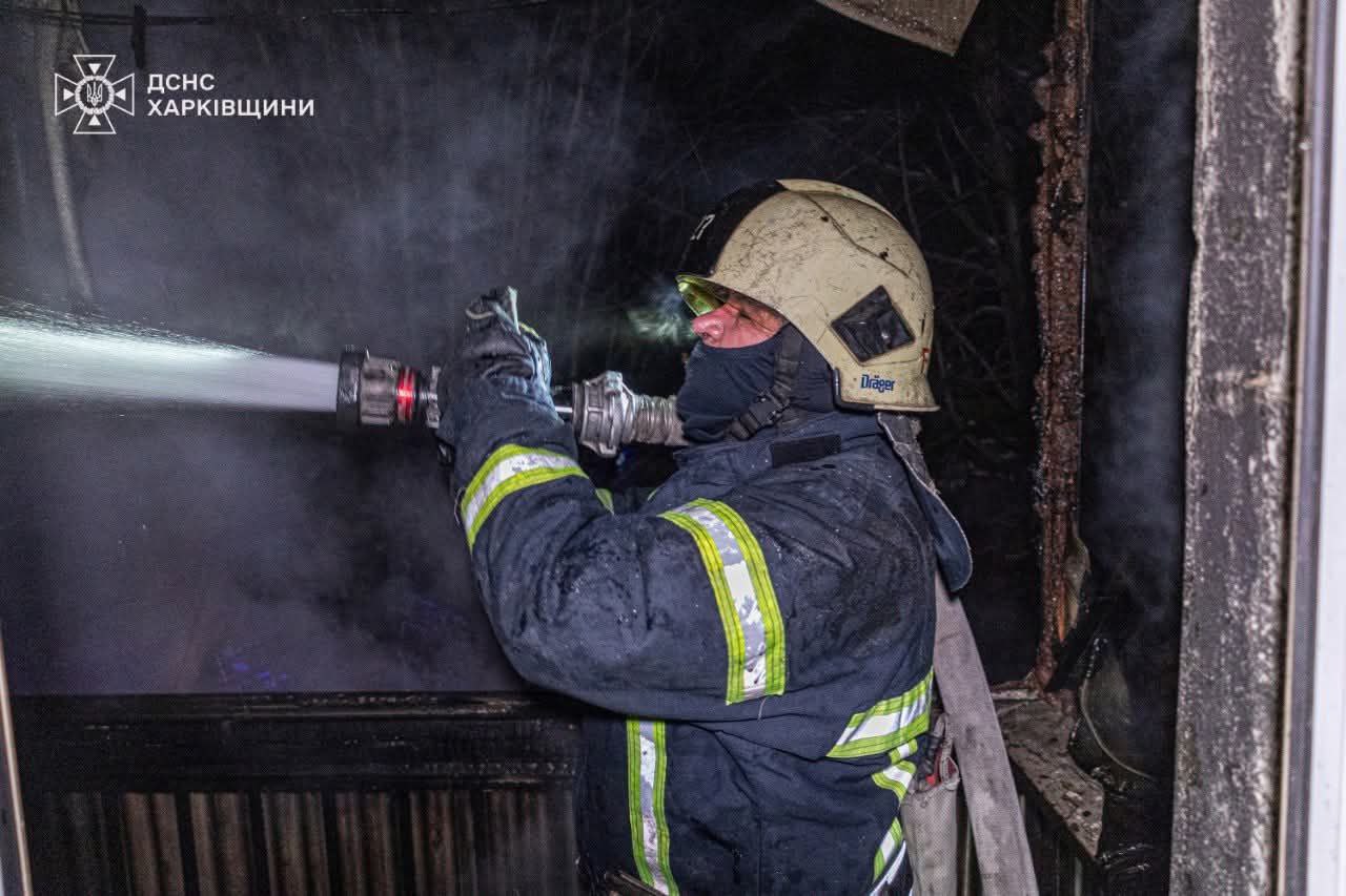 На Київщині горіла квартира: загинув чоловік, його доньку вдалося врятувати.