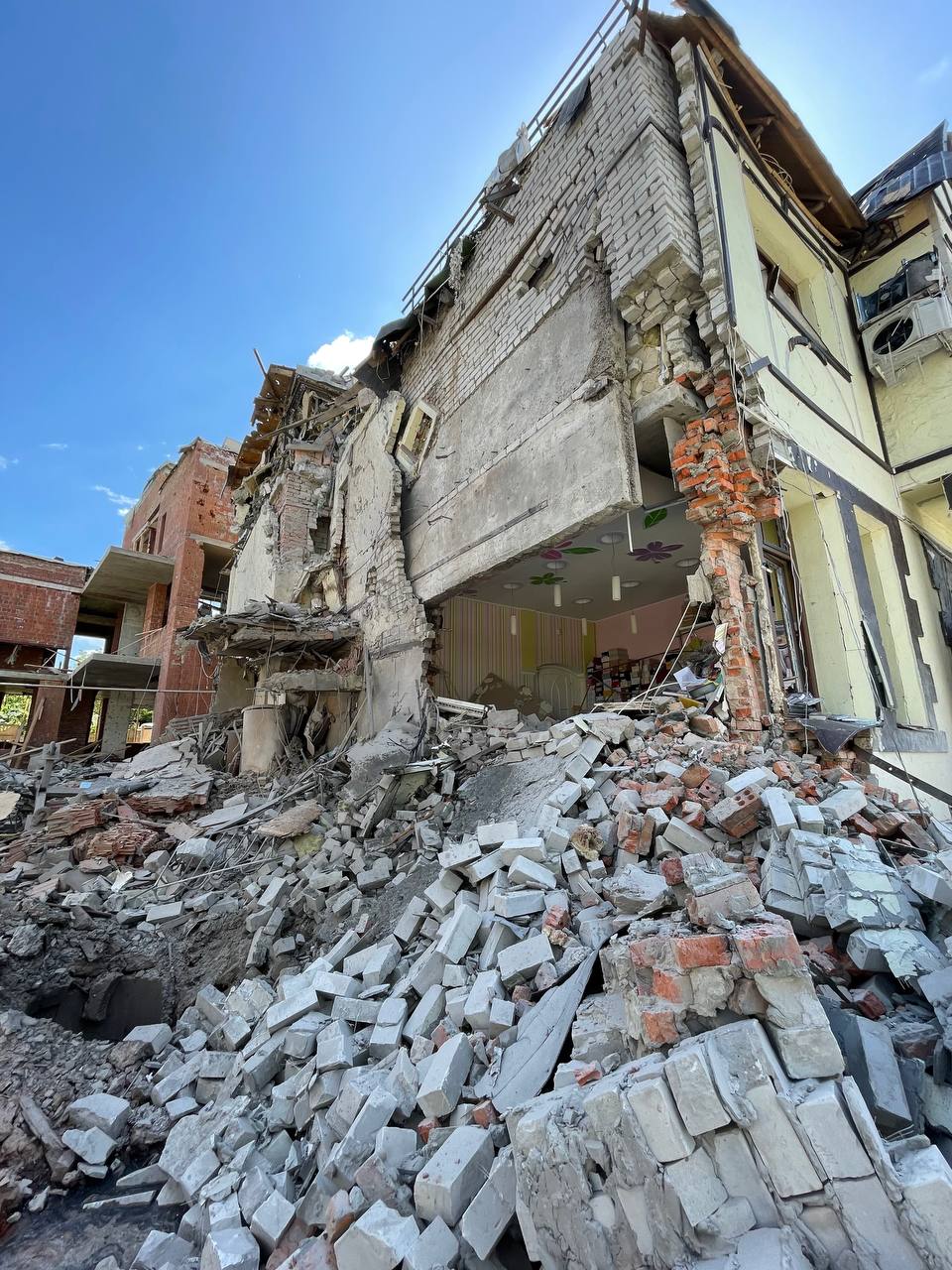 У Великдень окупанти завдали трьох ударів КАБами по центру Харкова.