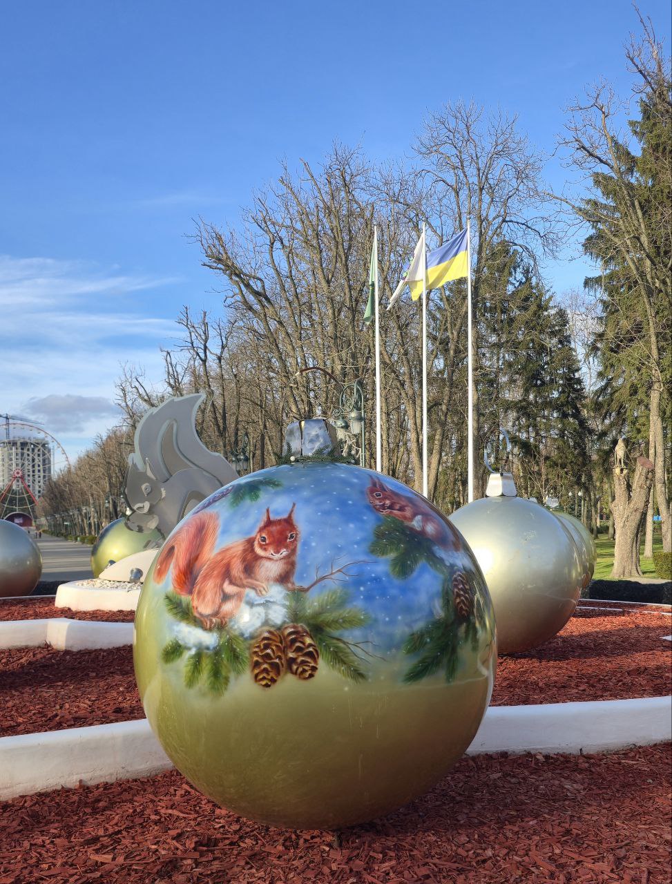 У Харкові прикрашають Центральний парк на Новий рік.