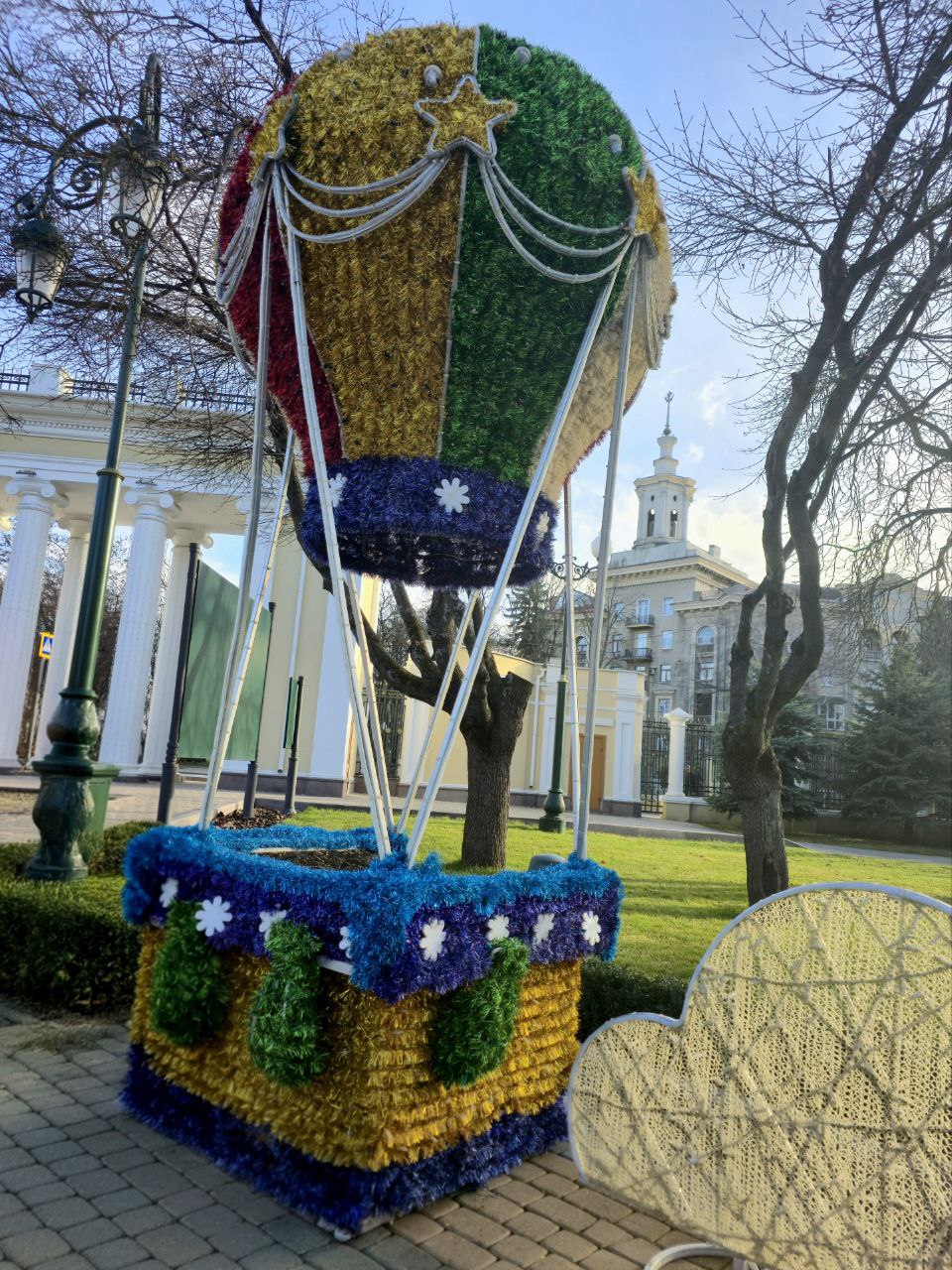 У Харкові прикрашають Центральний парк на Новий рік.