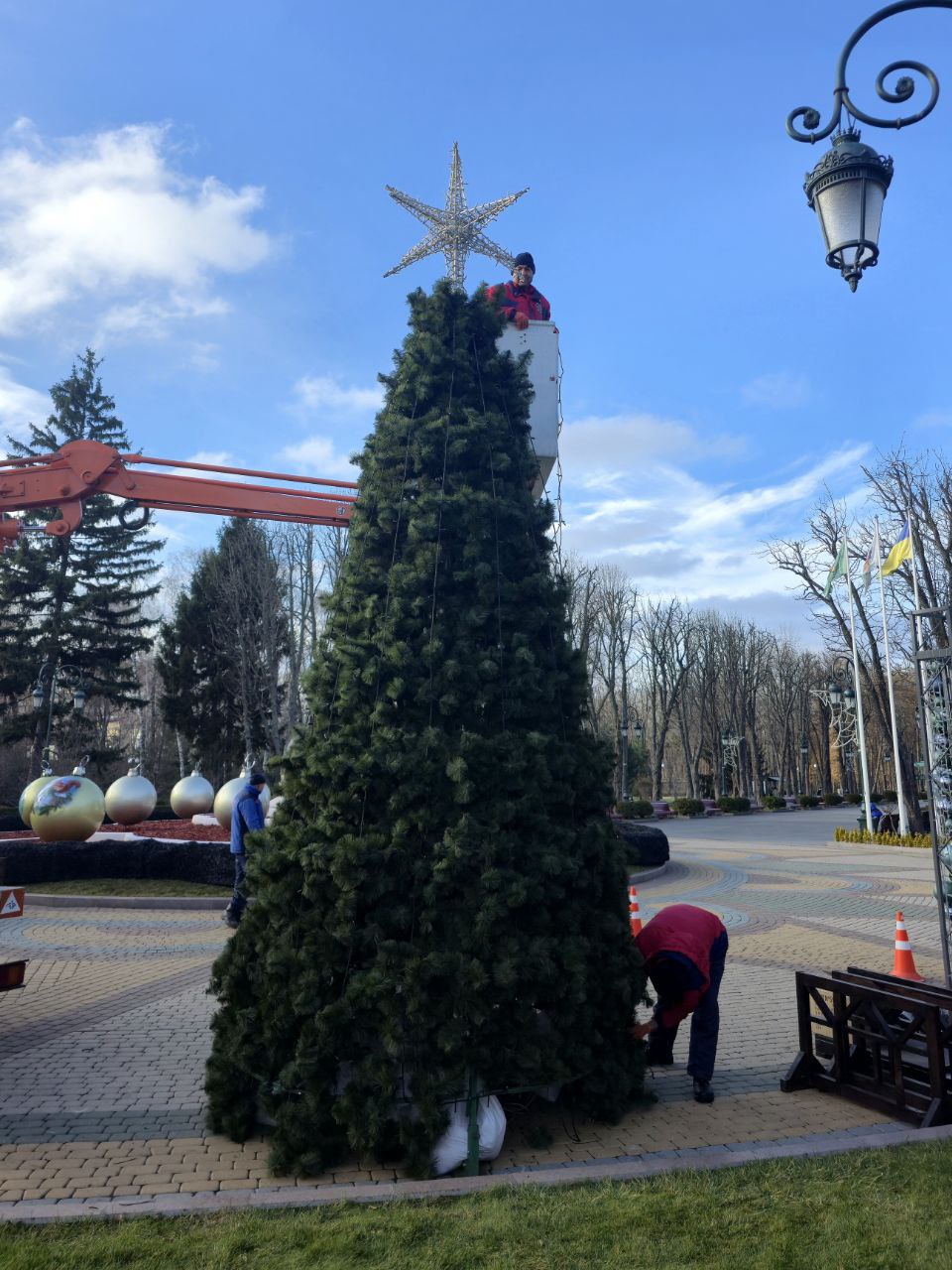 У Харкові прикрашають Центральний парк на Новий рік.