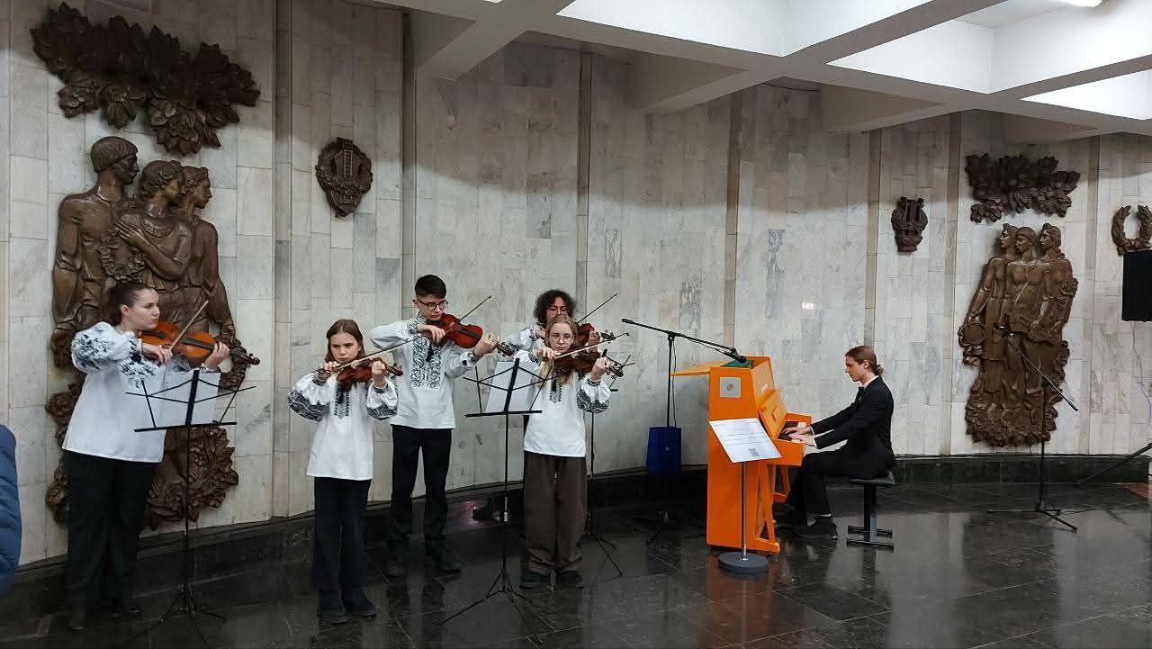 У метро Харкова встановили піаніно із Бахмута.