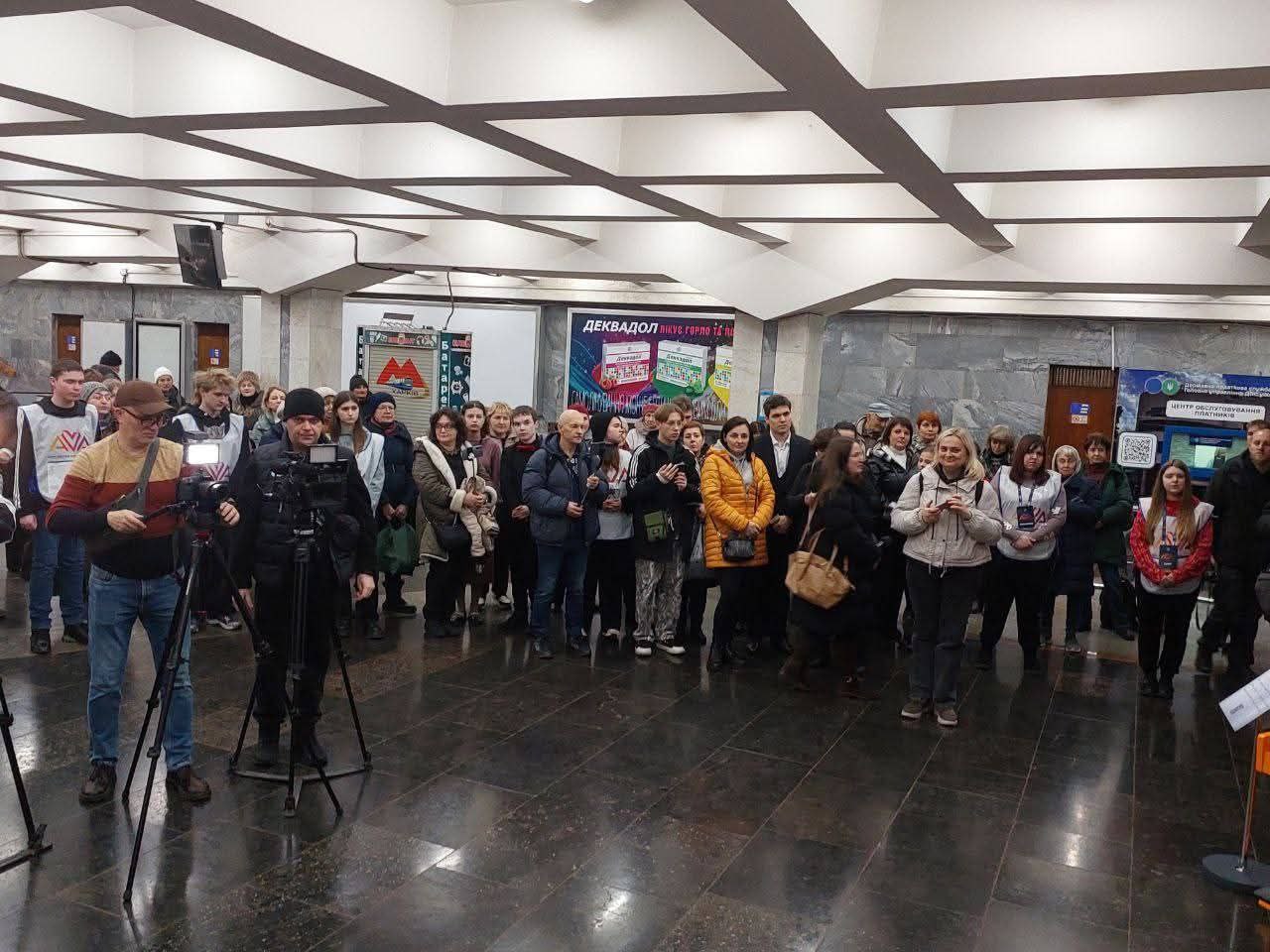 У метро Харкова встановили піаніно із Бахмута.