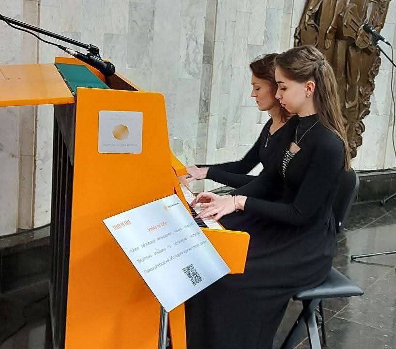 У метро Харкова встановили піаніно із Бахмута.