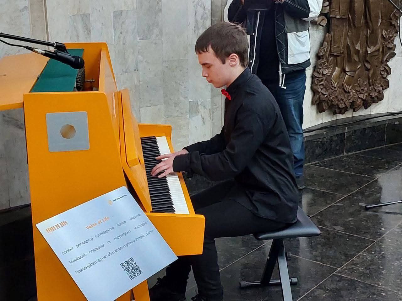 У метро Харкова встановили піаніно із Бахмута.