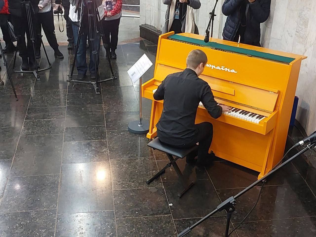 У метро Харкова встановили піаніно із Бахмута.