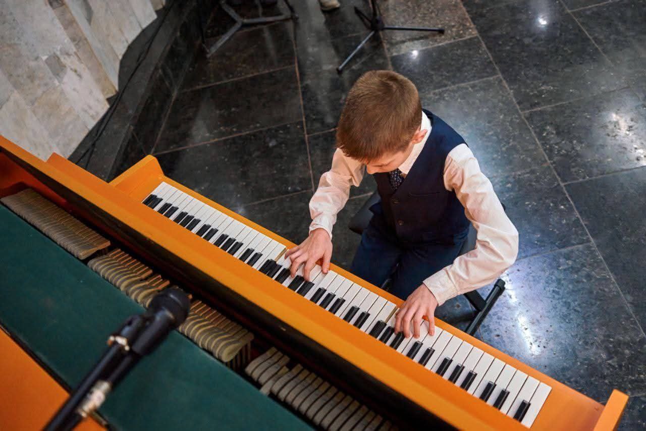 У метро Харкова встановили піаніно із Бахмута.