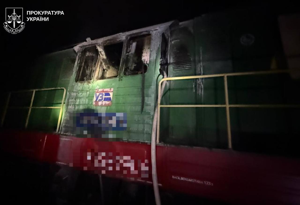 В Харькове будут судить подростка за поджог военного автомобиля и локомотива.