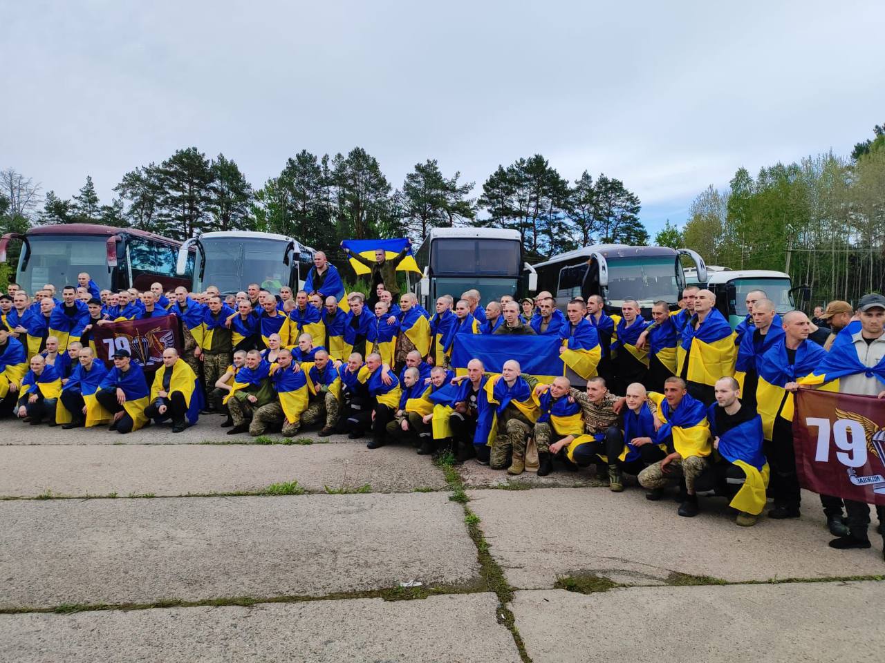 Семь бойцов из Харьковской области вернулись домой из плена.