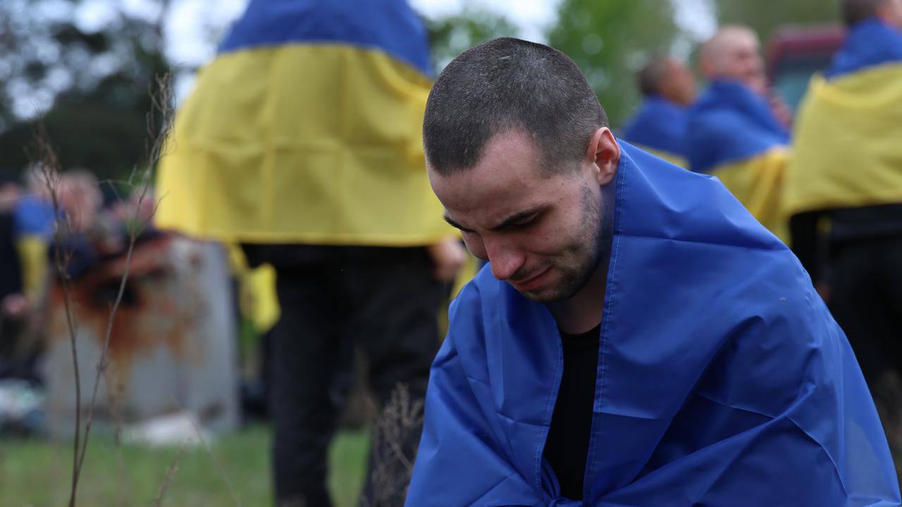 Семь бойцов из Харьковской области вернулись домой из плена.